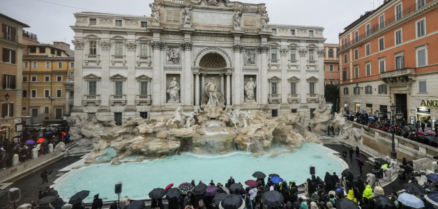 La gente admira la Fuente de Trevi del siglo XVIII