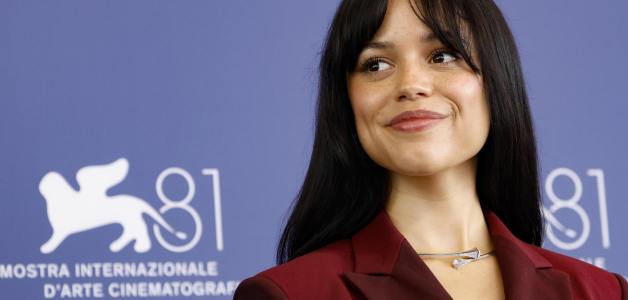 Jenna Ortega posa en la presentación de 'Beetlejuice Beetlejuice' en el Festival de Cine de Venecia, donde la actriz se ha consolidado como una musa de Tim Burton, gracias a su icónico papel como Wednesday Addams en la exitosa serie 'Wednesday'. Su talento para mezclar lo macabro con lo encantador la ha convertido en una de las figuras emergentes del cine de terror y fantasía contemporáneo, y en un rostro inconfundible en el universo de Burton. EFE/EPA/Fabio Frustaci