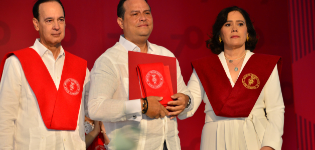Los padres de Aida Nicole Reyes reciben el titulo de la jóven ya fallecida, quien se gradúaria con honores.
