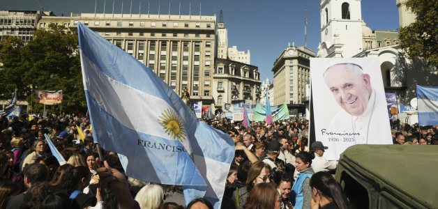 Una doliente sostiene una bandera argentina
