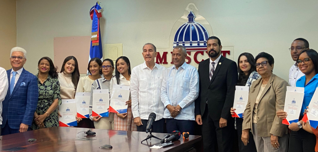 Acto de entrega con algunos de los becarios.