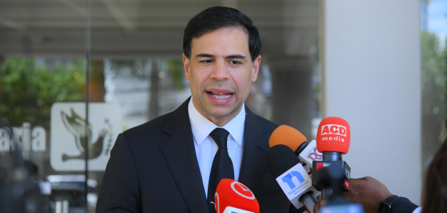Roberto Ángel Salcedo durante el velatorio de María Cristina Camilo.