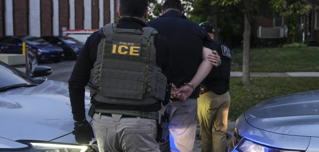 Agentes del Servicio de Inmigración y Control de Aduanas de Estados Unidos (ICE) realizan un arresto durante un operativo matutino en Park Ridge, Illinois, el viernes 19 de septiembre de 2025