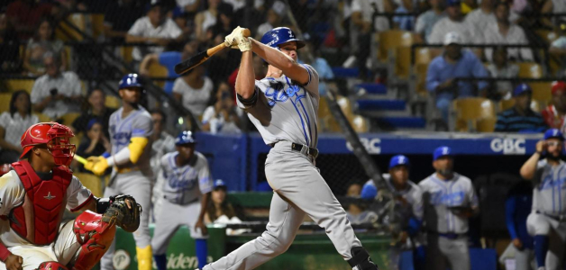 Griffin Conine al momento de disparar un sencillo que empujó la primera vuelta de los Tigres