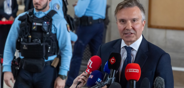 Los tribunales franceses examinarán la solicitud de libertad anticipada del expresidente francés Sarkozy, quien fue condenado a cinco años de prisión por su participación en el caso de los fondos procedentes de Gadafi. Sarkozy ha sido condenado en dos ocasiones en casos distintos desde que dejó el cargo en 2012.