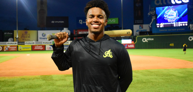 Adael Amador, campocorto de las Águilas Cibaeñas, sostiene su bate tras terminar prácticas.