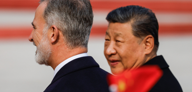 El rey Felipe VI de España, a la izquierda, y el presidente de China, Xi Jinping, asisten a una ceremonia de bienvenida en el Gran Salón del Pueblo en Beijing, China, el miércoles 12 de noviembre de 2025.