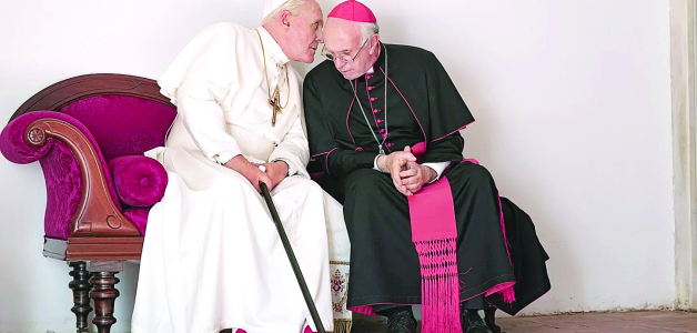 Jonathan Pryce en el rol del cardenal Bergoglio y Anthony Hopkins como el papa Benedicto en una escena de “Los dos papas”. PETER MOUNTAIN/NETFLIX