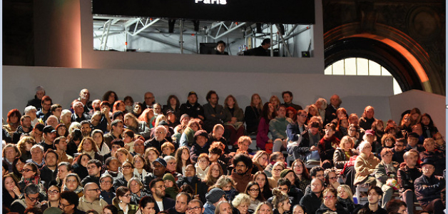 Personas asisten a una ceremonia que conmemora el décimo aniversario de los atentados terroristas del 13 de noviembre de 2015, en los que murieron 130 civiles.