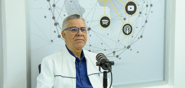 Manuel Jiménez durante su visita a Listín Diario. El cantautor recién lanzó su nuevo álbum "He vuelto por ti".