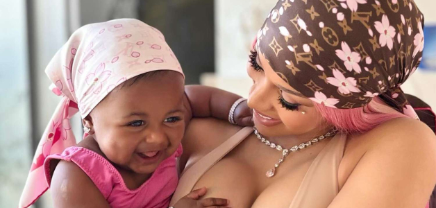 Cardi B y su hija Blossom, de 1 año.