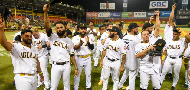 Peloteros de las Aguilas festejan en el terreno luego de asegurar su avance al Round Robin del actual torneo invernal.
