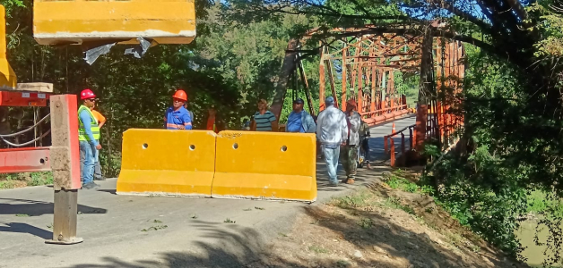 Puente que conecta a Esperanza con Amina, en Valverde