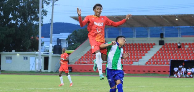 Acción en el choque que los Delfines se impusieron al Atletico de la Vega Real.