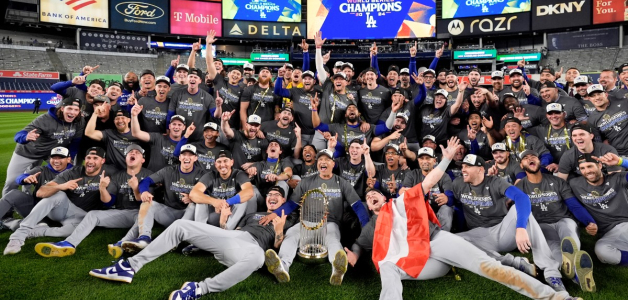 Los Dodgers celebran luego de vencer a los Blue Jays en la Final.