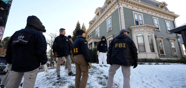Agentes del FBI buscan pruebas en los terrenos de la universidad de Brown, en Rhode Island, ayer.