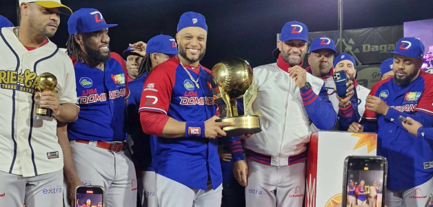 Robinson Canó sostiene el trofeo de la pasada Serie del Caribe, a su izquierda el dirigente Albert Pujols.