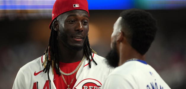 Elly De La Cruz conversa con Teoscar Hernández, ambos estarán ausentes en el Clásico Mundial de Béisbol.