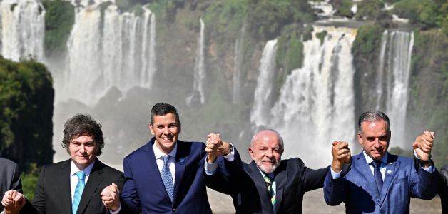 Los presidentes  Javier Milei, Santiago Peña, Luiz Inácio Lula da Silva y Yamandu Orsi, posan para una foto durante la Cumbre de Jefes de Estado del Mercosur en las Cataratas del Iguazú, en Paraná, Brasil.