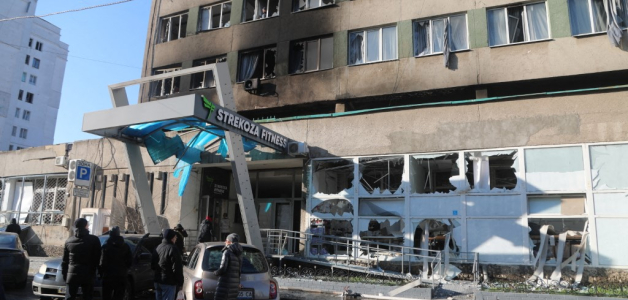 Consecuencias de un ataque ruso nocturno en la región ucraniana de Odesa, que causó daños en un gimnasio, edificios residenciales, un sitio de construcción y automóviles.