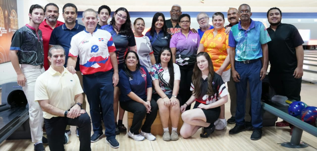 Los  jugadores ganadores de medallas en el torneo nacional realizado en el Sebelén Bowling Center.