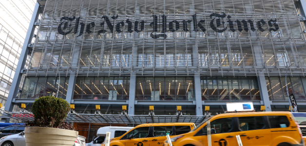 El logo del New York Times se ve en la fachada del edificio en la ciudad de Nueva York el 22 de enero de 2026.