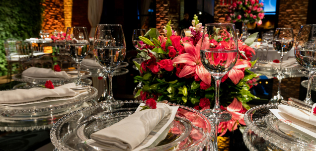 Debemos respetar la manera de ir vestidos a la comida, tal como lo piden los anfitriones.