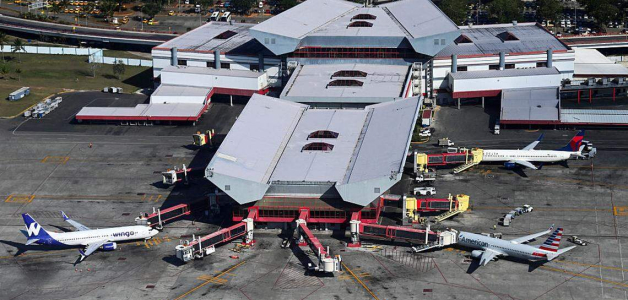 Vista aérea del Aeropuerto Internacional José Martí en La Habana, tomada desde un avión el 3 de abril de 2025.