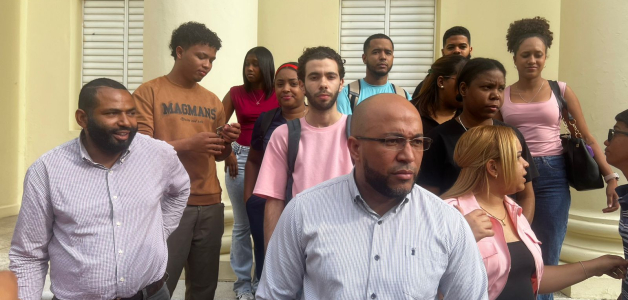 Estudiantes de medicina en Santiago reclaman por falta de secciones y recursos.