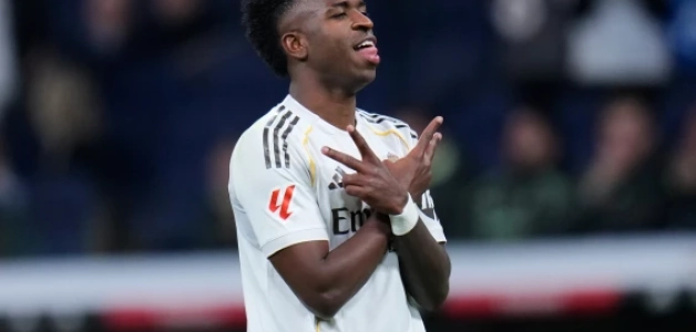 El brasileño Vinícius Júnior, del Real Madrid, celebra tras anotar el cuarto gol de su equipo desde el punto penal durante el partido de fútbol de la Liga española entre el Real Madrid y la Real Sociedad en Madrid.