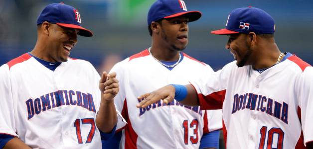 Edwin Encarnación (derecha) conversa con Nelson Cruz. En el centro Hanley Ramírez.