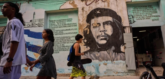 La gente pasa frente a un mural del Che Guevara en La Habana, el martes 17 de febrero de 2026