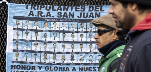 Una bandera con los retratos de los 44 miembros de la Armada Argentina que fallecieron durante el hundimiento del submarino ARA San Juan el 15 de noviembre de 2017 ondea a la entrada de un tribunal en Río Gallegos, Santa Cruz.