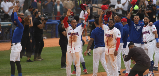 Los peloteros Fernando Tatis Jr., Juan Soto, Vladimir Guerrero Jr., Manny Machado y Webster Rivas se despiden del público dominicano tras el segundo juego de exhibición en el país de la selección de beisbol el 4 de marzo de 2026