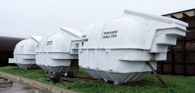 Refugios contra tornados en el exterior de la fábrica Atlas Survival Shelters en Sulphur Springs, Texas, el 7 de marzo de 2026.