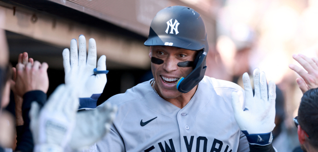 Aaron Judge es saludado por sus compañeros luego de conectar su jonrón.