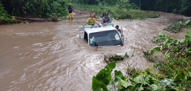 Los fuertes aguaceros provocaron inundaciones y trastornos en el tránsito.