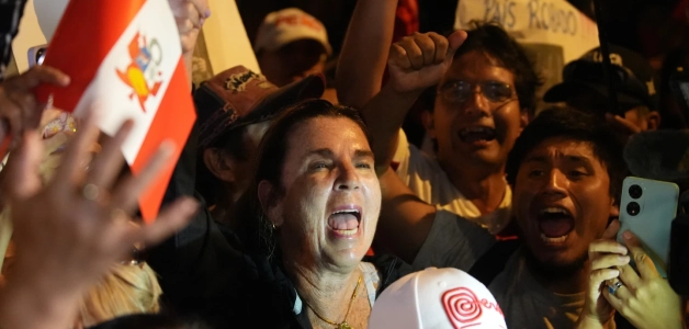 Unos simpatizantes asisten a un miten de Rafael López Aliaga, candidato presidencial del partido Renovación Popular, el martes 14 de abril de 2026.