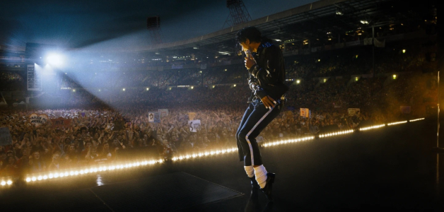 Esta imagen muestra a Jaafar Jackson caracterizando a Michael Jackson en una escena de la película "Michael".