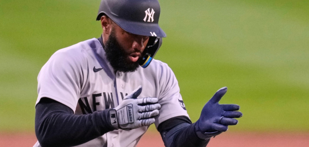 Amed Rosario corre las bases tras pegar su cuadrangular.