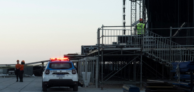 Coche patrulla frente al escenario que se está montando para la cantante colombiana Shakira en la playa de Copacabana, en Río de Janeiro, Brasil, el 26 de abril de 2026.