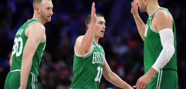 Payton Pritchard saluda a Nikola Vucevic luego del triunfo de los Celtics sobre los 76ers la noche del domingo.