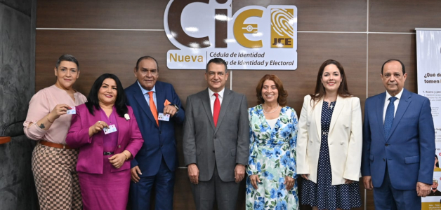 Miguel Franjul y su esposa, Wendy Santana, mientras renueva su cédula en la JCE, en compañía del presidente, Román Jáquez, y otras personalidades.