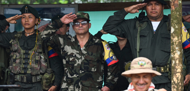 El máximo comandante de la disidencia del EP, alias Iván Mordisco (C), saluda militarmente junto al comandante Calarca (D) durante una reunión con comunidades locales en San Vicente del Caguan, departamento de Caquetá, Colombia, el 16 de abril de 2023.
