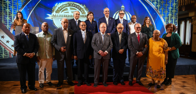 El presidente Abinader encabezó ayer la primera edición del Premio Anual al Mérito Laboral, en una ceremonia celebrada en el  Palacio Nacional, distinguió a empresarios emblemáticos y trabajadores destacados por sus aportes al desarrollo económico y social del país. / LD