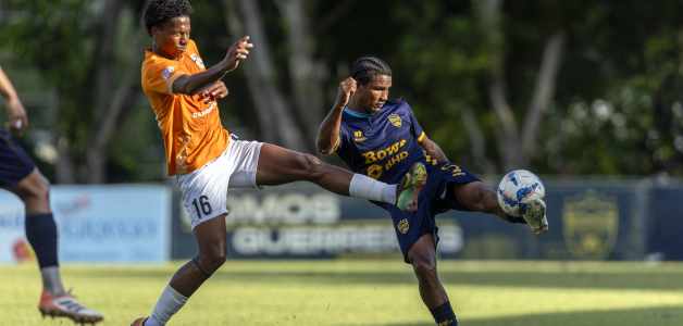 Un momento de acción de un anterior encuentro entre los oncenos Pantoja y Cibao, los grandes rivales de la Liga Dominican de Fútbol.