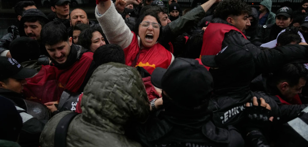 Sindicalistas se enfrentan con agentes de la policía turca mientras intentan llegar a la plaza Taksim, en Estambul, Turquía, el 1 de mayo de 2026.