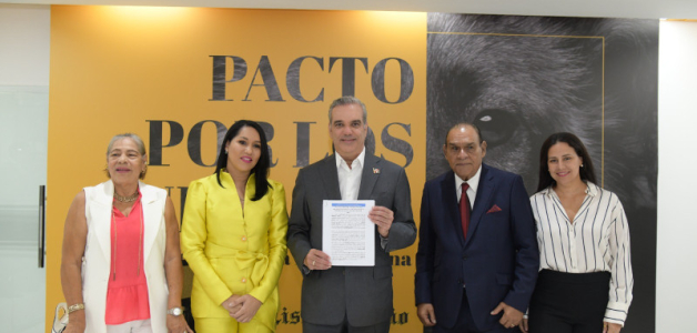 El presidente Luis Abinader durante el acto de firma del Pacto por los Animales en Listín Diario, junto a Miguel Franjul y Lorenny Solano, entre otros.
