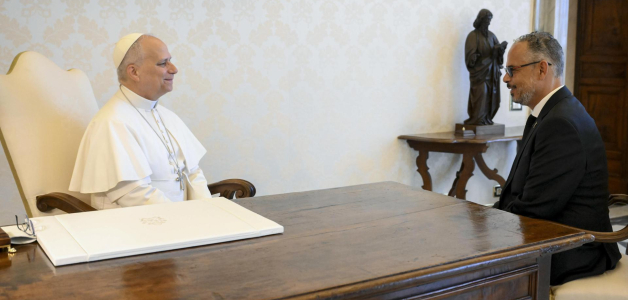 Una fotografía facilitada por Vatican Media muestra al Papa León XIV recibiendo en audiencia privada al Primer Ministro de Haití, Alix Didier Fils-Aime, en la Ciudad del Vaticano, el 9 de mayo de 2026.