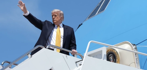 El presidente de EE.UU., Donald Trump, se sube en el Air Force One en la Base Aérea Andrews en Maryland, para iniciar su viaje a China, el 12 de mayo del 2026.